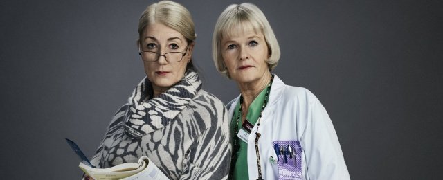 Zwei ältere Damen planen den großen Coup