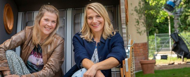 Nora Kaminskis jüngere Schwester taucht auf und sorgt für Wirbel