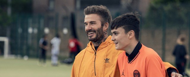 Britischer Fußballnationalheld rettet junge Kicker vor dem Abstieg