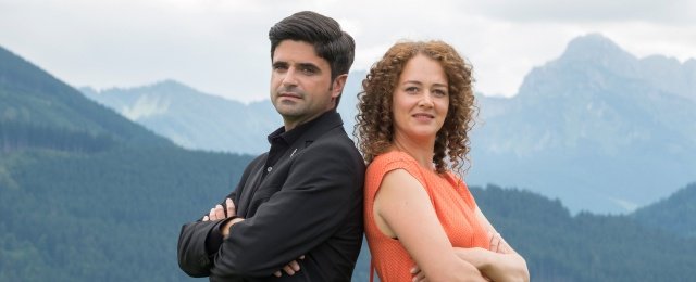 Maximilian Grill und Oona Devi Liebich als Pfarrer-Therapeutin-Duo