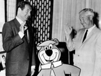 William Hanna und Joseph Barbera mit Yogi Bär.