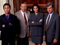 Auf dem Höhepunkt des Erfolgs: Rey Curtis (Benjamin Bratt), Lenny Briscoe (Jerry Orbach), Abbie Carmichael (Angie Harmon) und Jack McCoy (Sam Waterston)