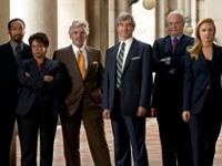 Das Team der 15. Staffel mit Joe Fontana (Dennis Farina), Arthur Branch (Fred Dalton Thompson) und Serena Southerlyn (Elisabeth Röhm)