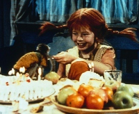 Herr Nilsson und Pippi lassen es sich mit einem Festmahl gut gehen