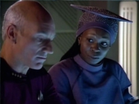 Guinan (Whoopi Goldberg) und Picard (Patrick Stewart) in der Enterprise-Lounge Zehn Vorne