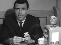 Rod Serling kündigt die Episode "Nick of Time" an