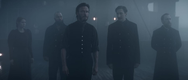 Stochern, wie der Zuschauer, erst einmal im Nebel, von links nach rechts: Maura (Emily Beecham), Franz (Isaak Dentler), Eyk Larsen (Andreas Pietschmann), Wilhelm (Niklas Maienschein) und Sebastian (Tino Mewes).