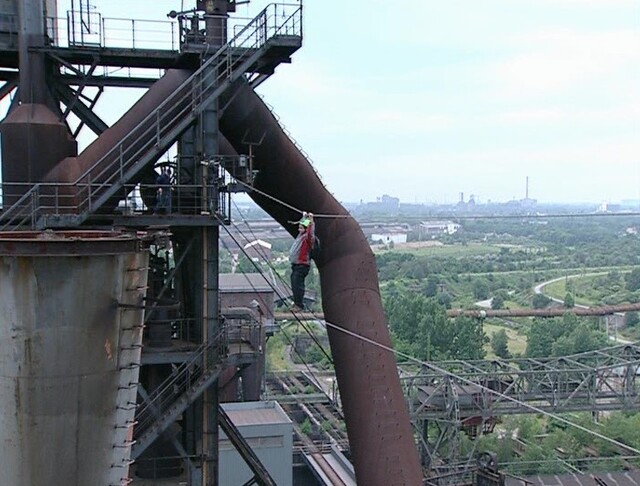 Challenge für Bewohner Paco: Er musste in 50 Metern Höhe über ein 33 Meter langes Drahtseil balancieren