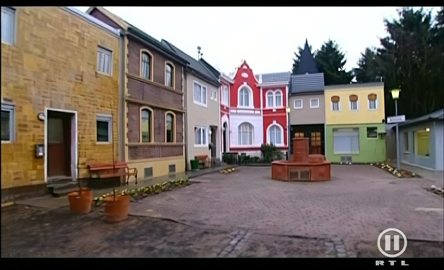 Der Marktplatz mit den verschiedenen Häusern des Dorfs