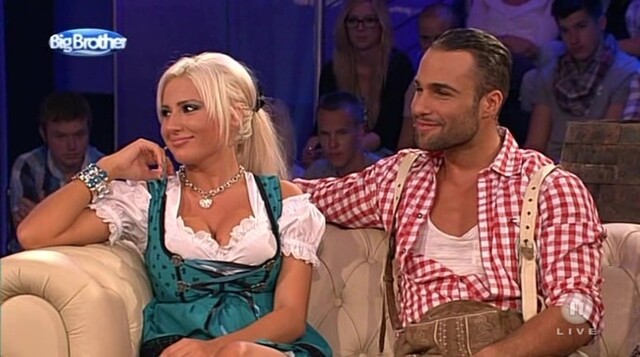 Jordan und David vor ihrem erneuten Einzug ins Haus