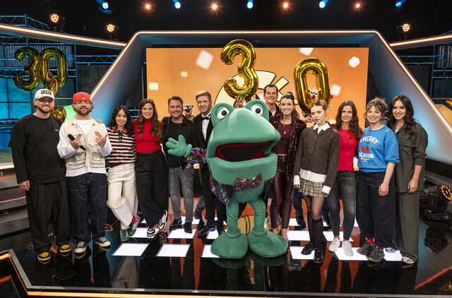 Günter Kastenfrosch & Co. sind in Partystimmung: (v. l. n. r.) DJ Sticx, FAYAN, Muschda Sherzada-Rohs, Amelie Stiefvatter, Dennis Wilms, Johannes Zenglein, Malte Arkona, Laura Knöll, Lina Larissa Strahl, Pamela Großer, Katharina Gast, Jess Schöne