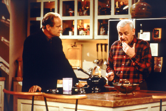 Martin Crane (John Mahoney, r.) wohnt beim Sohn "Frasier" (Kelsey Grammer).