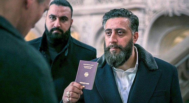 Toni (Kida Khodr Ramadan) mit neuer Sicherheit durch deutschen pass