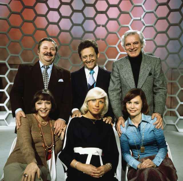 Oben: Ekkehard Fritsch, Hans Rosenthal und Schnellzeichner Oskar (Hans Bierbrauer), unten: Brigitte Xander, Monika Sundermann und Mady Riehl