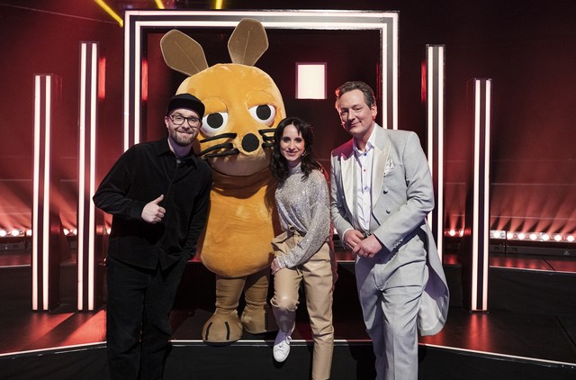 Mark Forster (l.) und Stephanie Stumph feiern mit der Maus