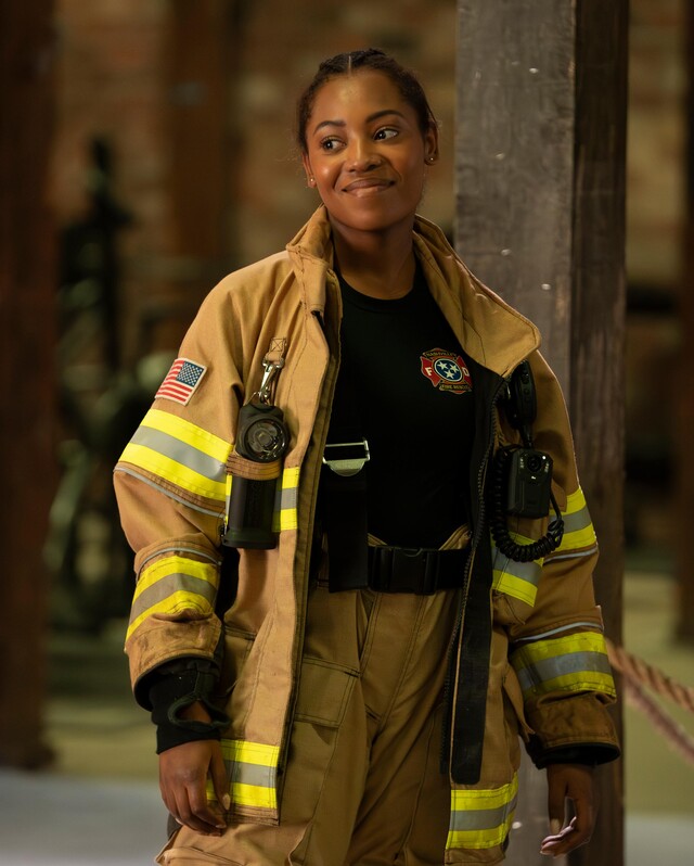 Singt gern und wird vom Drehbuch vernachlässigt: Taylor (Hailey Kilgore) gehört zum Team der Feuerwache 113.