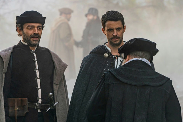 Pierre (Milo Twomey) und Matthew (Matthew Goode) stoßen bei ihrer Suche nur auf taube Ohren. ("A Discovery of Witches" 2x07, Februar 2021, Sky One).