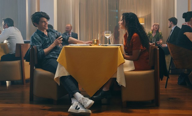 Marcus (Edward Bluemel) und Phoebe (Adelle Leonce) beim Dinner.