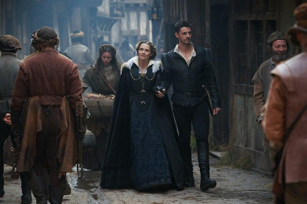 Diana (Teresa Palmer) und Matthew (Matthew Goode) im elisabethanischen London