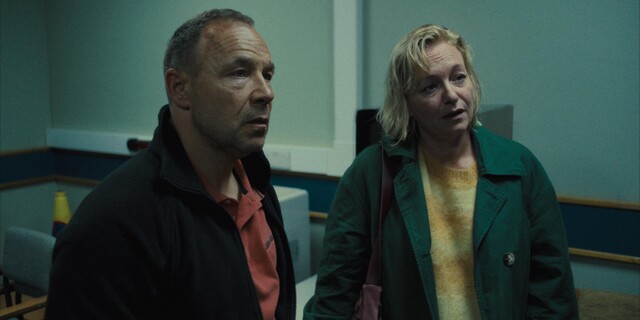 Auch das Leben von Jamies Eltern wird auf links gedreht: Eddie (Stephen Graham, l.) und Manda Miller (Christine Tremarco) wissen nicht, wie ihnen geschieht.