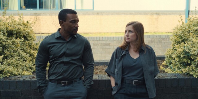 Desillusionierte Polizisten: DI Bascombe (Ashley Walters, l.) und DS Frank (Faye Marsay) wissen zwar, dass Jamie der Täter ist - rätseln aber eingangs noch über das Motiv.