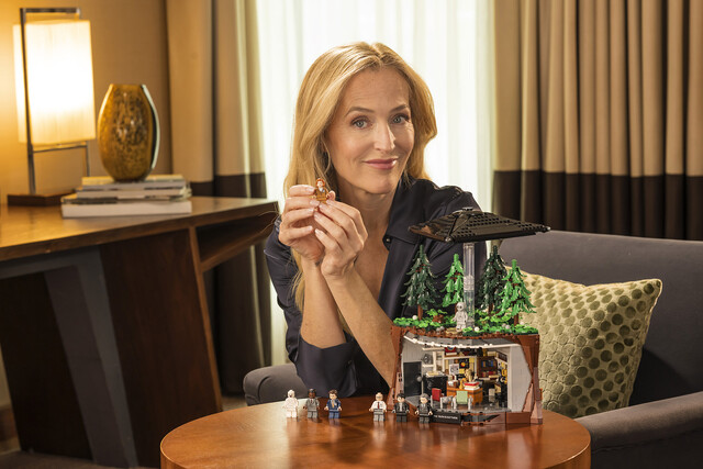 Gillian Anderson mit dem "The X-Files"-Set.
