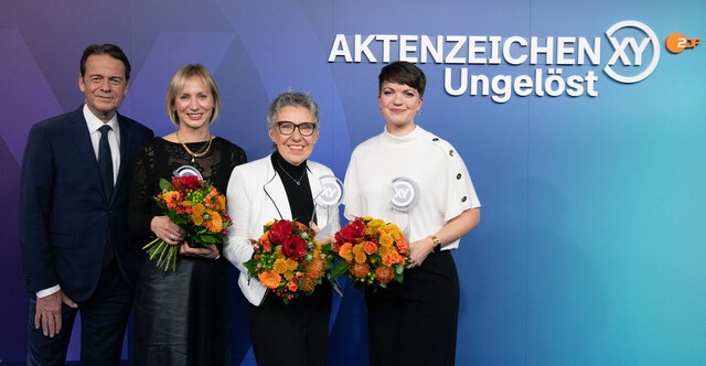Rudi Cerne mit den "XY"-Preisträgerinnen (v.l.) Maika Janat-Vennemann, Elvira Bunzel, Emma Hufnagel