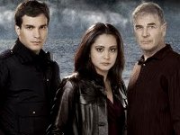 Santiago Cabrera (l.), Parminder Nagra (m.) und Robert Forster (r.)