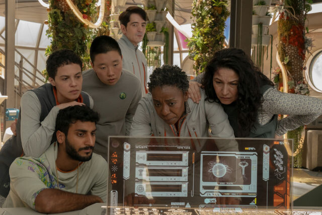 Das wissenschaftliche Team (Akshay Khanna, Tattiawna Jones, Sabrina Wu, David Dastmalchian, Noma Dumezweni und Tamara Podemski, v. l. n. r.)