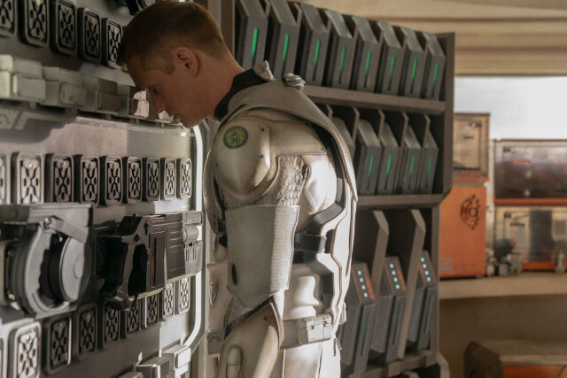 ...ohne Helm erscheint sie dank echten Gesichts (Alexander Skarsgård) gleich viel menschlicher.
