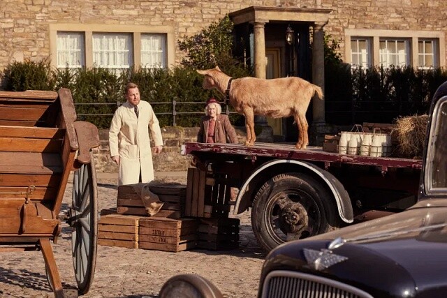 Siegfried Farnon mit Mrs. Stokes und einem "Patienten"