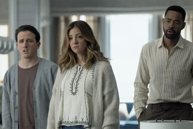 Fassungslos: Peters Geschwister Brian (Daniel Monks) und Lia (Abby Elliott) sowie Colin (Jay Ellis), ein Freund der Familie