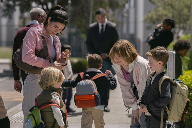 Selbstlose Kinderm&auml;dchen? Ana (Kartiah Vergara) und Carrie (Sophia Lillis) mit Milo und Jacob