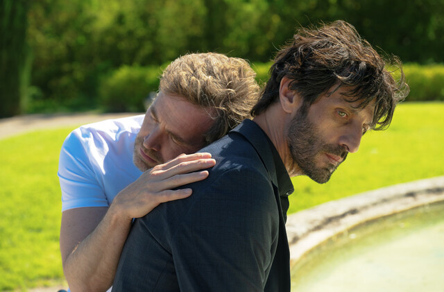 Aymeric Fabre (Alexis Loret, l.) und Manuel Ortigosa (David Kammenos, r.), der erst nach dem tragischen Tod seines Mannes von dessen Doppelleben erfahren wird.