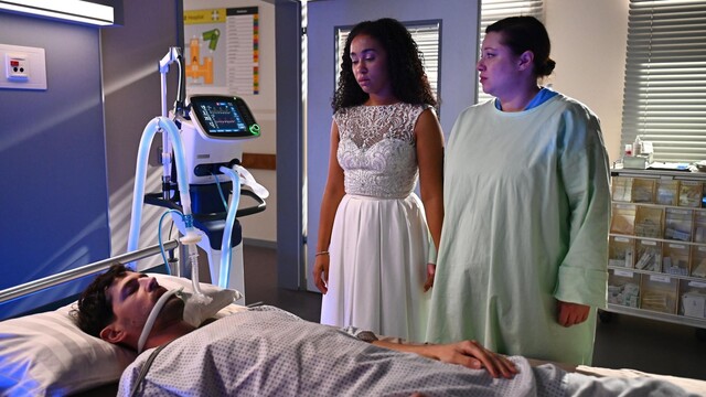 Imani (F&eacute;r&eacute;ba Kon&eacute;, M.) und Vanessa (Julia Augustin) trauern um Jan (Daniel Noah).