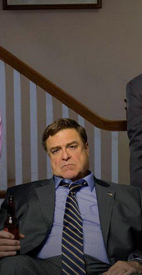 Nach der Arbeit chillt Gil John Biggs (John Goodman) vor dem Fernseher.