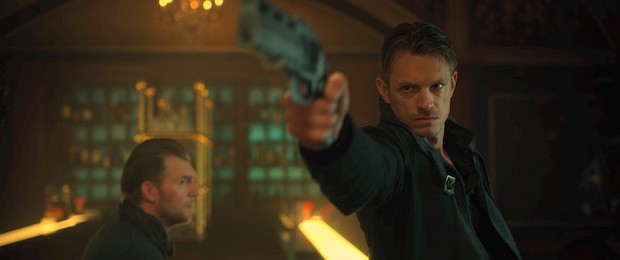 Takeshi Kovacs (Joel Kinnaman) ist ein schlagkräftiger und wenig zimperlicher Ermittler.