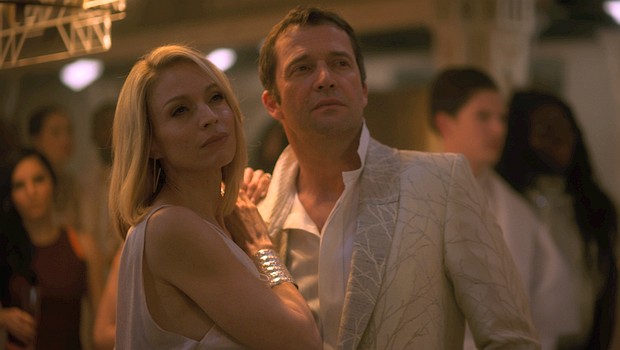 Das seit weit mehr als hundert Jahren verheiratete Ehepaar Laurens (James Purefoy, r.) und Miriam Bancroft (Kristin Lehman) - was man sich wohl zum 200. Hochzeitstag schenkt?