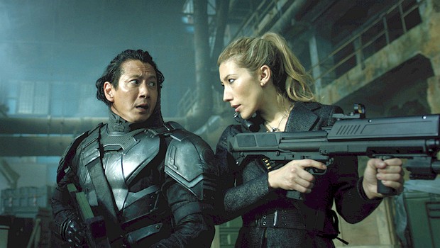 Der ursprüngliche Körper von Takeshi (Will Yun Lee) und seine Schwester Reileen Kawahara (Dichen Lachman) im Einsatz für die Envoys