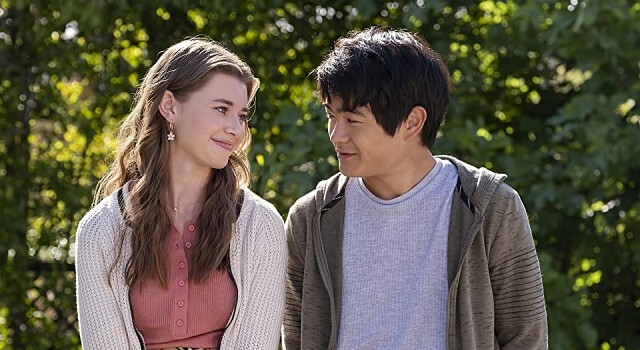 Jin (Ben Wang) ist im Grunde ein einfacher Teenager, der anfangs vor allem von einem Date mit MItschülerin Amelia (Sydney Taylor) träumt.