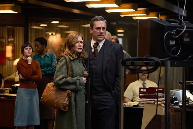 Mireille Enos (Mitte vorne) und Jon Hamm in "American Hostage"