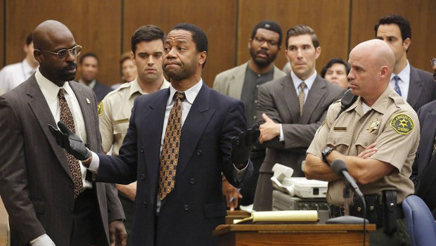 Der Prozess um O.J. Simpson (Cuba Gooding jr., m.) steht im Mittelpunkt der ersten Staffel von "American Crime Story".