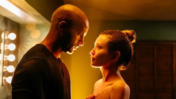 Shadow (Ricky Whittle) hat eine Vision seiner verstorbenen Frau Laura (Emily Browning)