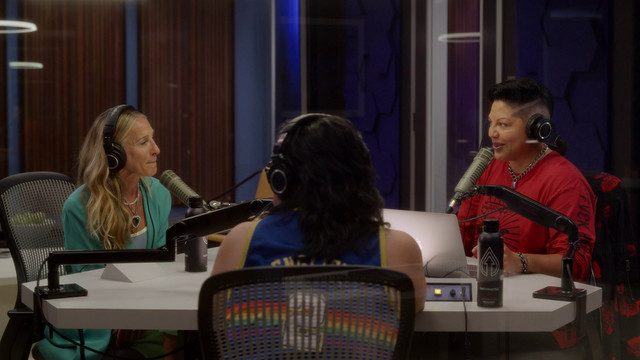 Carrie (Sarah Jessica Parker, l.) macht jetzt einen Podcast mit Che (Sara Ramírez, r.)