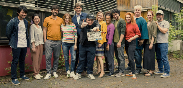 Regisseur Lutz Heineking, Jr. (m.) mit dem Cast der Serie