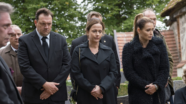 Charly Hübner, Claudia Michelsen und Anja Kling in "Das Begräbnis"