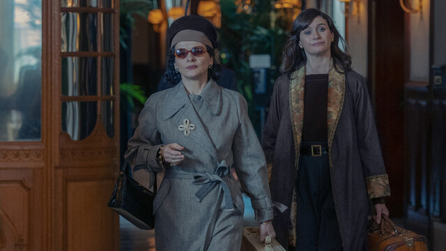 Juliette Binoche (l.) als Coco Chanel mit Emily Mortimer als Elsa Lombardi