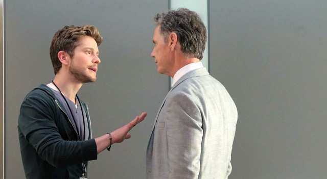 Zwischen Conrad Hawkins (Matt Czuchry) und Dr. Randolph Bell (Bruce Greenwood) fliegen häufig die Fetzen