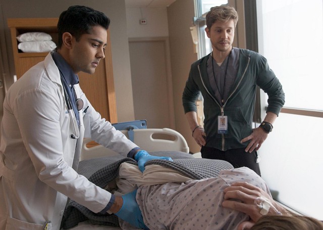 Viel Spaß am ersten Tag: Conrad (Matt Czuchry) lässt seinen Untergebenen Devon Pravesh (Manish Dayal) erstmal eine Rektaluntersuchung machen...