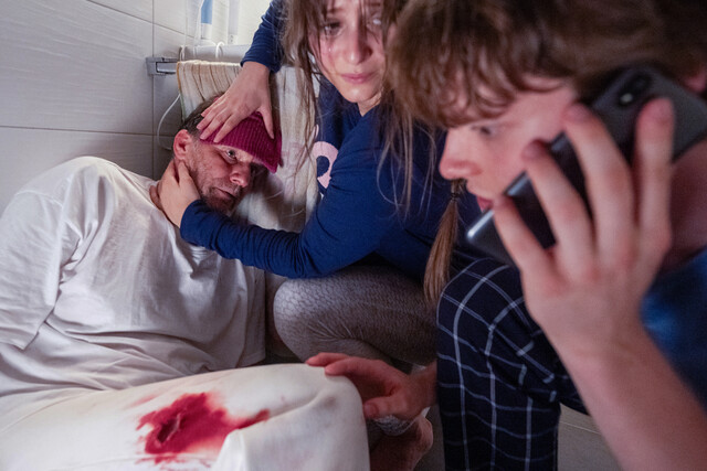 Eine Szene aus dem "XY"-Filmfall: Georg Gallus' Familie verschanzt sich nach den Schüssen im Bad